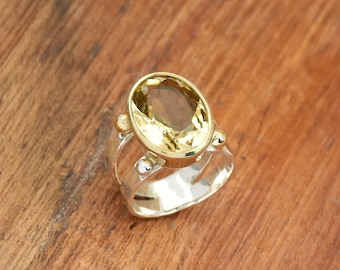 Anel de Citrino em Prata de Lei Martelada: Pedra Oval com Design Boho