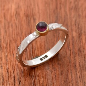 Anillo de plata de ley con granate hecho a mano: banda texturizada minimalista