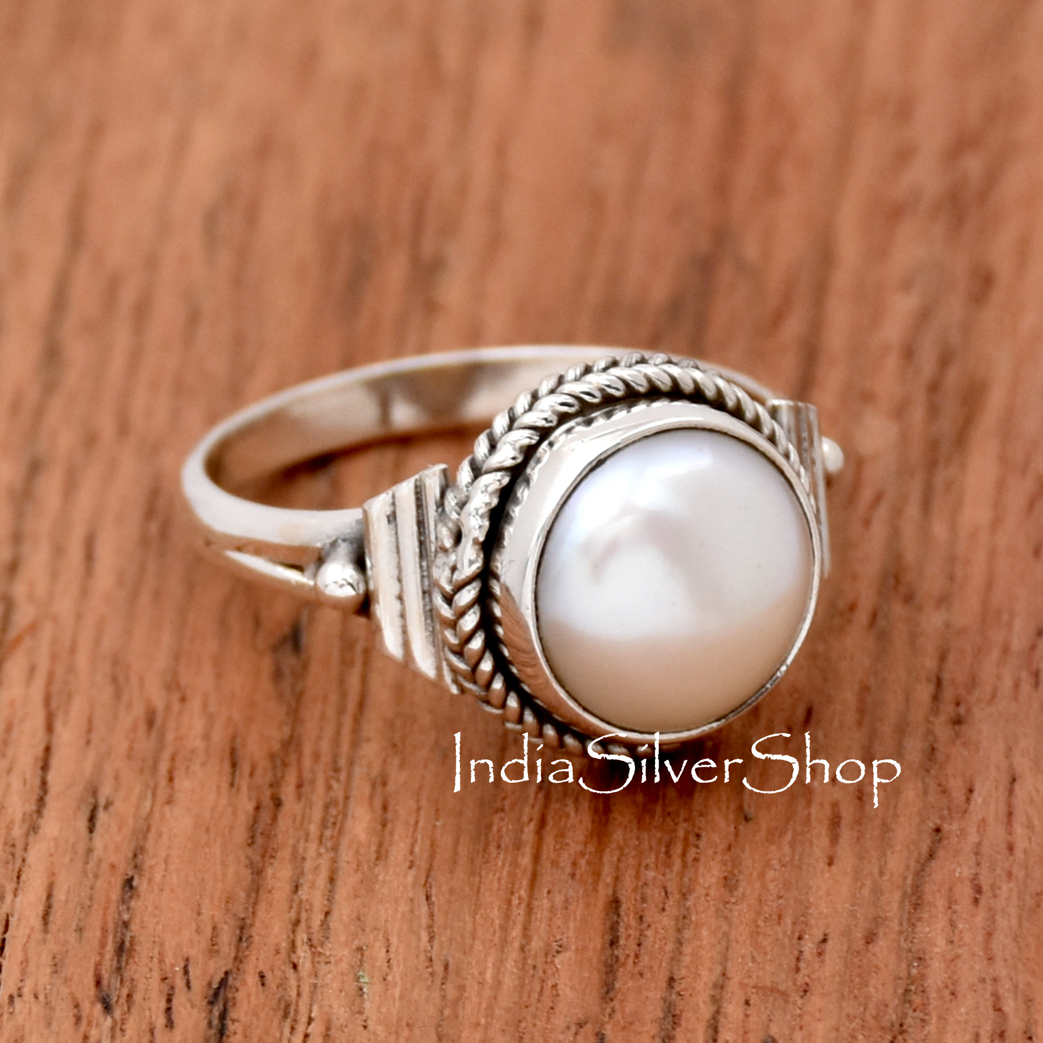 Silver ring design with pearl outlet