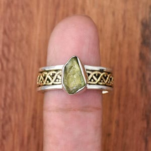 Raw Peridot Spinner Ring, 925 Sterling Silver Ring Meditation Ring Two Tone Ring Anxiety Ring Fidget Spinner Ring, Celtic Wave Spinning Ring