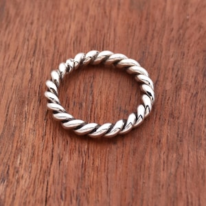 Flätad ring i sterlingsilver: Minimalistisk boho-twistarmband