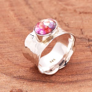 Pink Oyster Turquoise Ring, wide Band ring, Oval Gemstone Oyster Turquoise Ring, Hammered Ring, Turquoise Silver Ring, Zigzag Band Ring