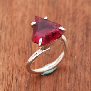Bague en argent sterling rubis de laboratoire : bague de promesse bohème taille trillion