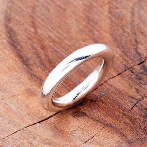 Op de afbeelding: Een eenvoudige zilveren ring met een gladde, gepolijste afwerking.