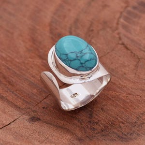 Pierścionek ze srebra próby 925 z turkusem w kolorze niebieskim: regulowany pierścionek w stylu boho z szeroką obrączką
