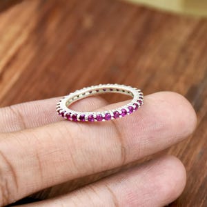 Rubin Eternity Ring, Sterling Silber Band, Stapelbarer Jubiläumsring, Juli Birthstone Schmuck