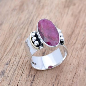 Bague rubis faite main en argent sterling : large anneau martelé, tendance bohème