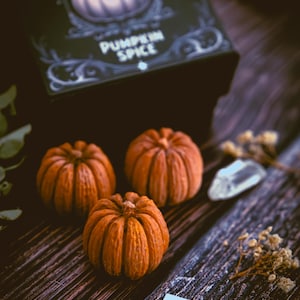 Puede incluir: Una taza de cerámica blanca con un asa negra y el texto "But First, Coffee" en negro, con una fuente de estilo manuscrito. La taza está sobre una superficie blanca.