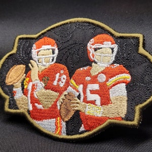 Écusson KC Chiefs SB Joe & Patrick 1157 Bronze - Fait maison, Madiera, États-Unis, points 31 carats, Mahomes sur motif floral (4,375 x 3,375 po. sans thermocollant)