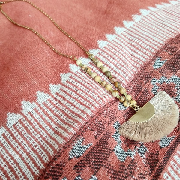 Collier perles de jaspe paysage et pompon couleur taupe