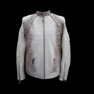 Puede incluir: Chaqueta de cuero blanca y gris con un patr&oacute;n de piel de cocodrilo. La chaqueta tiene cuello alto, cremallera completa y dos bolsillos con cremallera. Los hombros y la parte superior de las mangas presentan un patr&oacute;n gris m&aacute;s oscuro. Prenda de vestir exterior elegante.