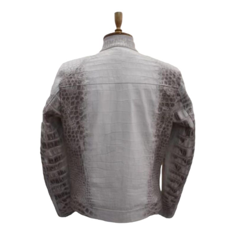 Puede incluir: Chaqueta de cuero texturizado blanco y marr&oacute;n con cuello alto. La chaqueta se exhibe en un maniqu&iacute;. El cuero tiene un patr&oacute;n de piel de cocodrilo o caim&aacute;n.