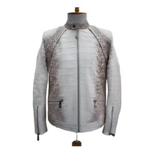Puede incluir: Chaqueta de cuero blanca con un patr&oacute;n de piel de cocodrilo. La chaqueta tiene cuello alto, cremallera completa y dos bolsillos con cremallera. Los hombros y la parte superior de las mangas tienen un patr&oacute;n marr&oacute;n en contraste. La chaqueta se exhibe en un maniqu&iacute;.