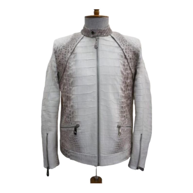 Puede incluir: Chaqueta de cuero blanca con un patr&oacute;n de piel de cocodrilo. La chaqueta tiene cuello alto, cremallera completa y dos bolsillos con cremallera. Los hombros y la parte superior de las mangas tienen un patr&oacute;n marr&oacute;n en contraste. La chaqueta se exhibe en un maniqu&iacute;.