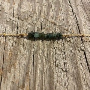 Pulsera de piedra preciosa esmeralda en bruto sobre cadena chapada en oro de 18 k resistente al deslustre (también disponible en plata) - Piedra natal de mayo