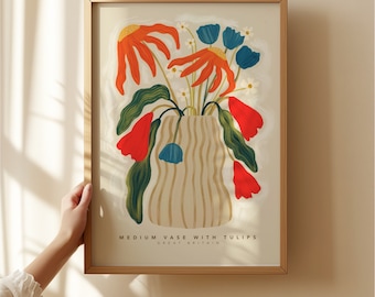 Könnte beinhalten: Ein gerahmter Druck einer farbenfrohen Illustration einer Vase mit roten, orangefarbenen und blauen Blumen. Der Text "MEDIUM VASE WITH TULIPS GREAT BRITAIN" befindet sich am unteren Rand des Drucks.