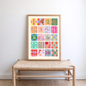 Puede incluir: Una lámina educativa rectangular con una cuadrícula de diez cuadrados coloridos, cada uno mostrando un número del uno al diez junto a varias ilustraciones de animales, frutas y patrones en tonos rosa, verde, azul y amarillo.