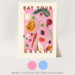 Może przedstawiać: Plakat z napisem "EAT YOUR GREENS" w kolorze czerwonym. Plakat zawiera akwarelowe ilustracje różnych warzyw i owoców, w tym marchewkę, pomidora i gruszkę, na różowym tle.