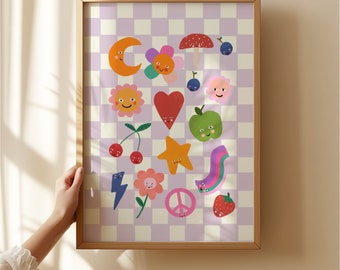 Puede incluir: Una impresión enmarcada con un fondo a cuadros en tonos de morado y blanco. La impresión presenta una variedad de personajes de dibujos animados coloridos con caras sonrientes, incluyendo un sol, una flor, un corazón, una estrella, un arcoíris, un signo de paz, un hongo, una cereza, un rayo y una fresa.