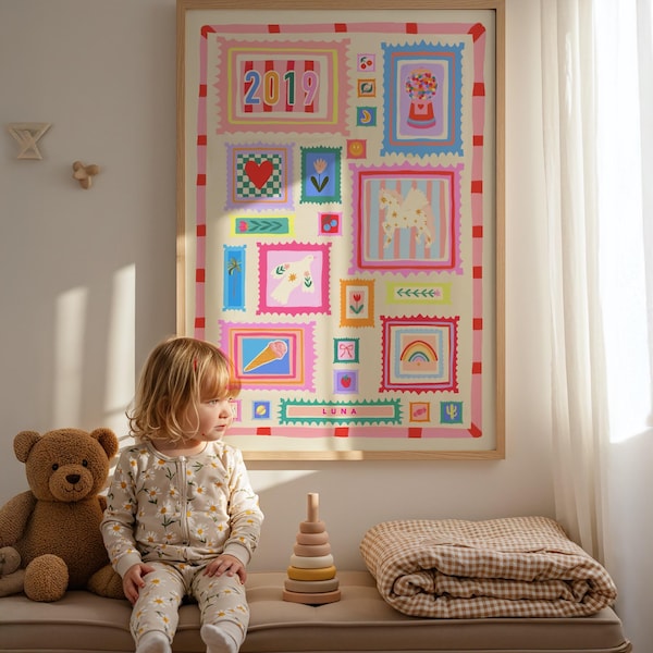 Puede incluir: Una impresión artística enmarcada con un collage de coloridos diseños de sellos postales, que incluyen un corazón, flores y un arcoíris. Un niño pequeño con un mono con estampado de margaritas está sentado en un banco con un oso de peluche y un juguete apilable de madera. Una manta está doblada cerca.