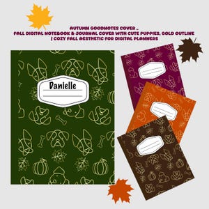 Puede incluir: Cuadernos digitales con cubiertas con temática otoñal. Los cuadernos presentan un patrón de cachorros, huesos, calabazas y hojas en contorno dorado sobre fondos verde oscuro, burdeos, naranja y marrón. El texto "Danielle" está en una etiqueta blanca en el cuaderno verde.
