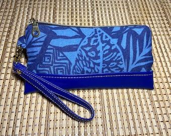 Cartera de pulsera azul.