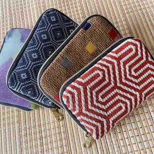 Kompaktes Leporello. Brieftasche aus Stoff mit Reißverschluss. Handgelenktasche. Geldbörse für jeden Tag. Portemonnaie.