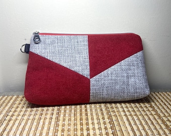 Cartera de mano de tela con correa para la muñeca.