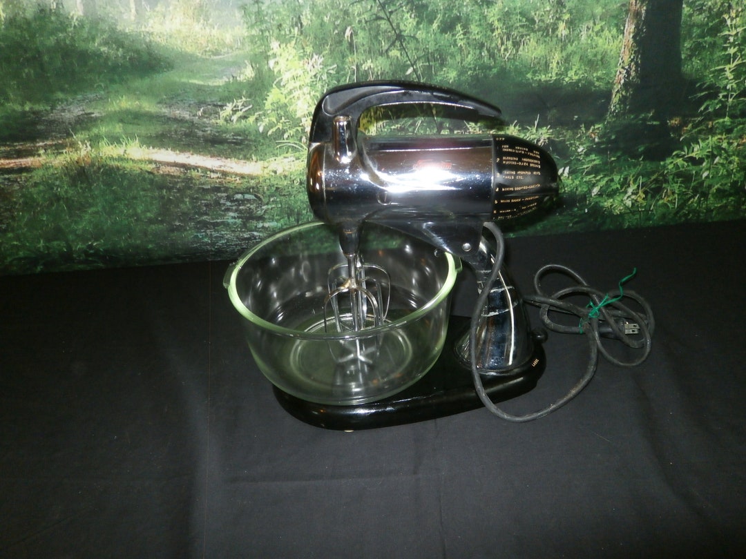 Vintage Sunbeam Mixmaster Chrome 10 Speed Mixer With Glass Mixing Bowl
