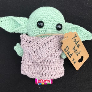 Regalo de Yoda bebé del Día del Padre con ganchillo a mano. La tarjeta se puede personalizar para decir Padre, Padrino, Abuelo, Tío u otro.