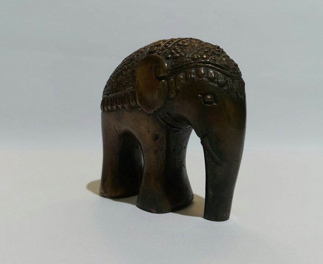 ブロンズ製象の彫刻 、置物 ブロンズ製象の置物 AYUDHYA刻印 - メルカリ