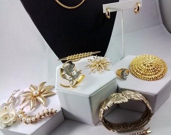 Vintage genummerde goudkleurige high-end broches, ketting, armband en oorbel veel ondertekende sieraden, Destash bundel, landgoed kostuum sieraden