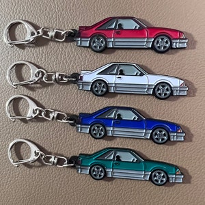 Ford-Mustang HATCHBACK Fox-Körper zweifarbige Emaille auf Metall-Schlüsselanhänger, großes Geschenk für Fox-Körper-Enthusiasten, Schlüsselring, Autozubehör,