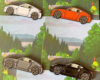 PINS de esmalte sobre metal para Nissan Datsun 370Z disponibles en 7 colores