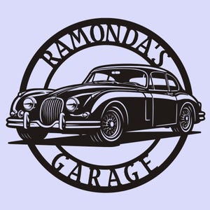 Könnte beinhalten: Schwarz-Weiß-Illustration eines Oldtimers in einem kreisförmigen Rahmen. Der Text "RAMONDA'S GARAGE" ist oberhalb und unterhalb des Autos angeordnet. Das Auto hat detaillierte Merkmale, darunter Scheinwerfer, einen Kühlergrill und Speichenräder.