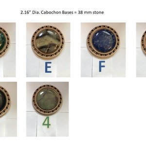 Puede incluir: Seis bases redondas de cabujón de 2,16 pulgadas de diámetro para engastar piedras de 38 mm. Las bases son de metal con acabado dorado y tienen un borde decorativo. Las piedras son de varios colores, incluyendo verde, marrón, azul y negro.