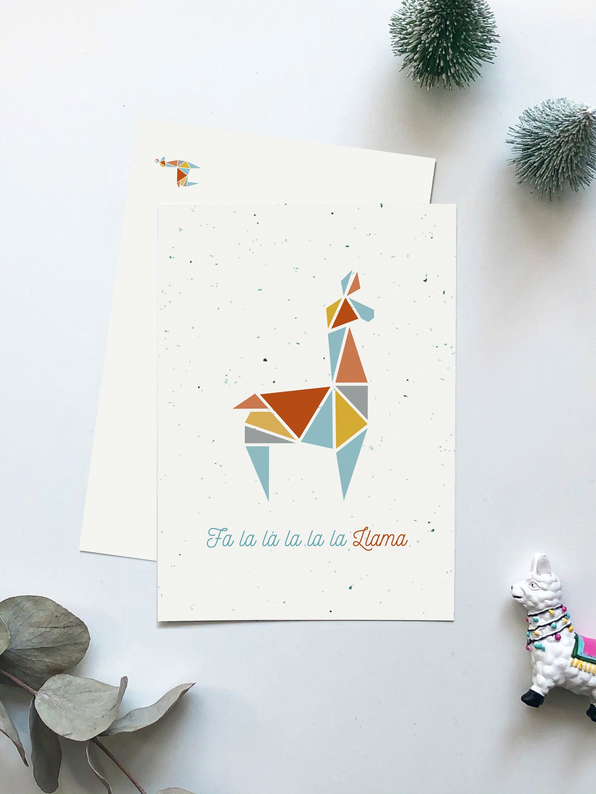 Postkarte Weihnachten Llama "Fa la Llama", Weihnachtskarte Polygon-Stil, bunt