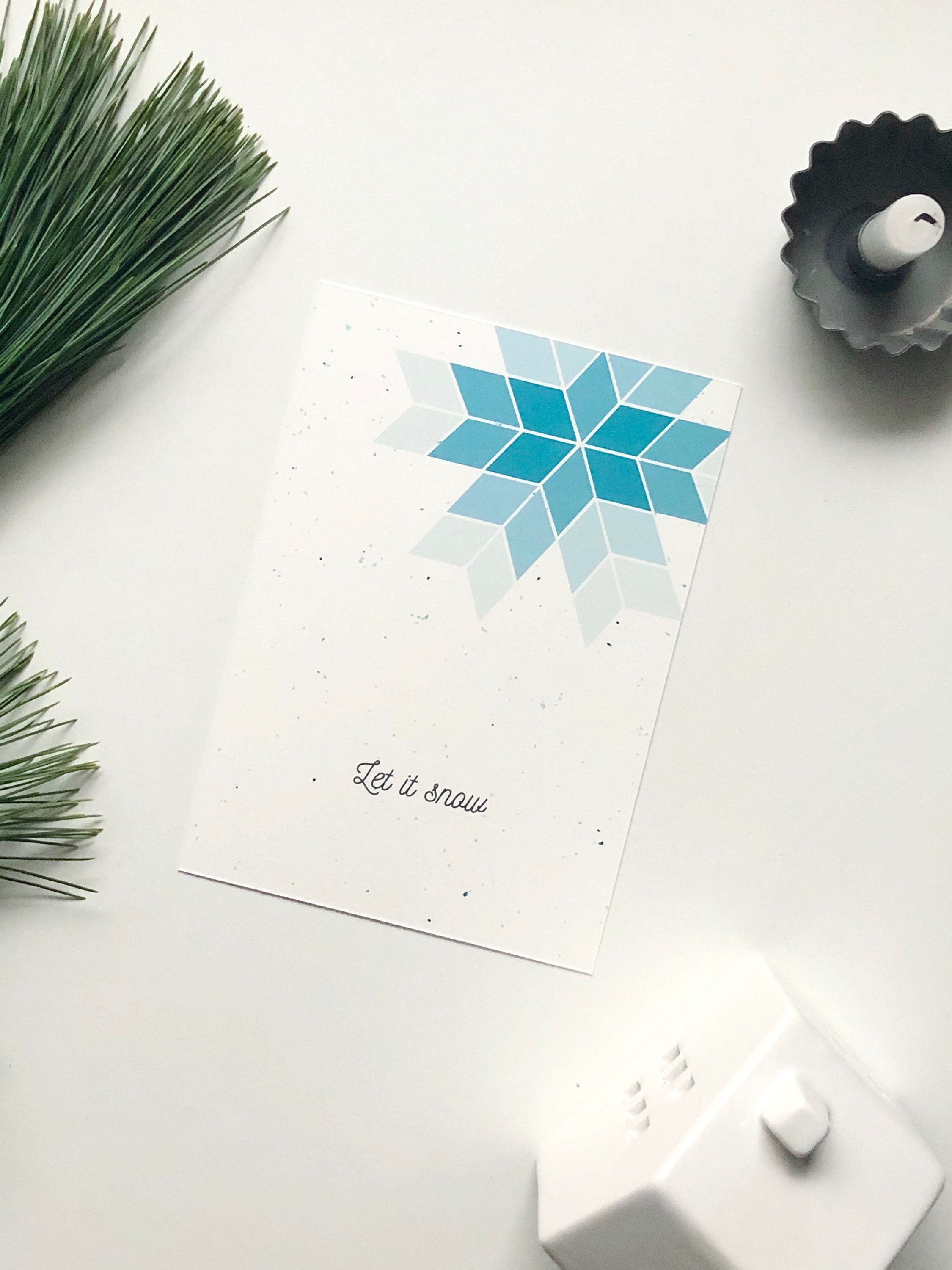 Postkarte Schneeflocke, "Let it snow", Weihnachtskarte mit Polygon Illustration