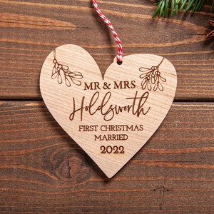 Unsere ersten Weihnachten verheiratet Ornamente, Liebe Herz personalisiert 1. Weihnachten verheiratet Dekoration, Mr und Mrs Christbaumkugel, einzigartiges Geschenk Bild 1