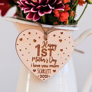 Médaillon floral personnalisé, cadeau fête des mères personnalisé, cadeau souvenir pour maman, forme de coeur, étiquette personnalisée, étiquette cadeau, idée cadeau fête des mères