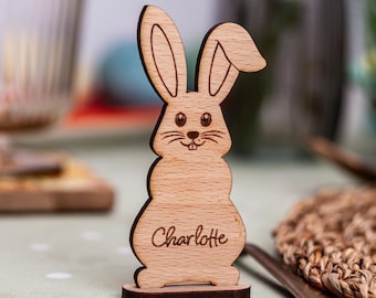 Tarjeta de lugar personalizada con forma de conejito de Pascua: recuerdo grabado en madera de haya