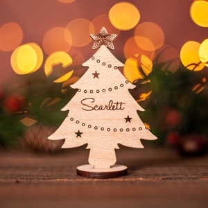 Nombre de lugar de árbol de Navidad de madera personalizado, tarjeta de nombre de lugar para Navidad, decoración navideña, adorno navideño, idea de decoración de lugar