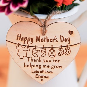 Médaillon floral personnalisé, cadeau fête des mères personnalisé, cadeau souvenir pour maman, forme de coeur, médaillon personnalisé, médaillon en bois, étiquettes de plantes, étiquette suspendue