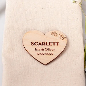 Gepersonaliseerde plaatsnamen, houten hartvorm bruiloft plaatskaart, tabelplaatsnaam, gastzitplaatsen, unieke huwelijksgunsten, bruiloft tafeldecor