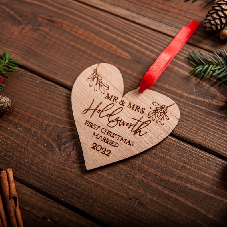 Unsere ersten Weihnachten verheiratet Ornamente, Liebe Herz personalisiert 1. Weihnachten verheiratet Dekoration, Mr und Mrs Christbaumkugel, einzigartiges Geschenk Bild 4