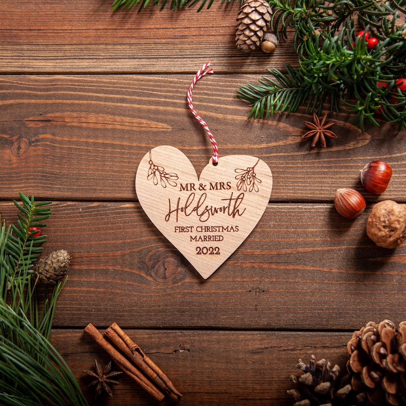 Unsere ersten Weihnachten verheiratet Ornamente, Liebe Herz personalisiert 1. Weihnachten verheiratet Dekoration, Mr und Mrs Christbaumkugel, einzigartiges Geschenk Bild 1