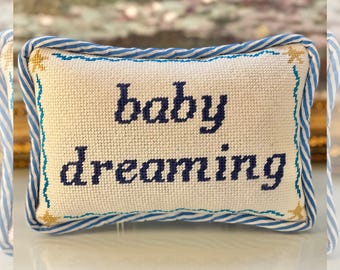 Servicio de acabado de cojines bordados a medida, calidad de reliquia familiar, costura experta, tela de diseño.