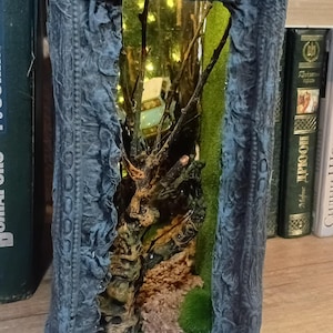 Rincón de lectura artesanal de Harry Potter en un coche volador, decoración para estantería. Rincón de lectura con espejo y luz de fondo.