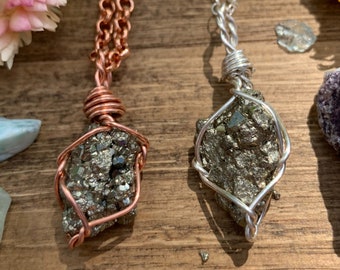 Colar pequeno de cristal de pirita, pingente de pirita, feito à mão, joias de pirita natural, atração de dinheiro, ideia de presente, prosperidade, riqueza, cura