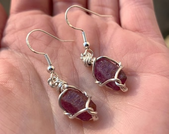 天然ルビーのイヤリング、7月の誕生石、プレミアムクリスタルのイヤリング、ぶら下がりイヤリング、ルビーのイヤリング、ルビーのジュエリー、ぶら下がりイヤリング、彼女への贈り物